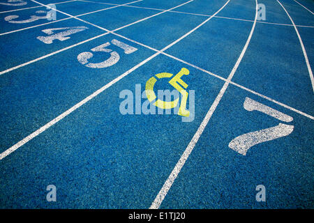 Handicap Rollstuhl-Symbol oben auf der Laufstrecke überlagert. Stockfoto