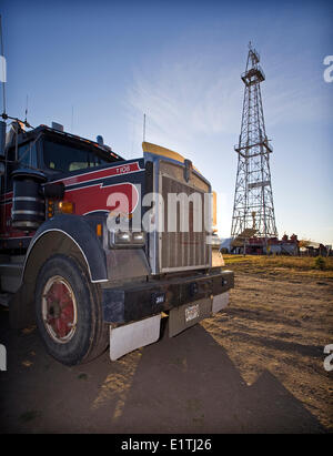 LKW vor Öl-Bohr-Derrick geparkt. Stockfoto