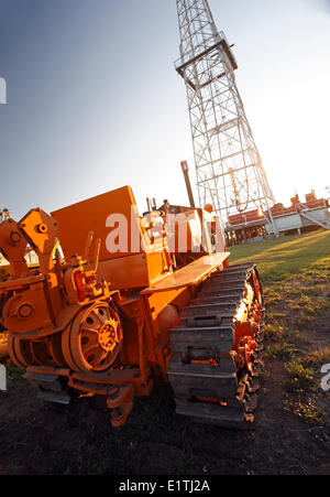 Erden Sie bewegliche Ausrüstung vor einer Öl-Bohr-Rig, Alberta, Kanada. Stockfoto