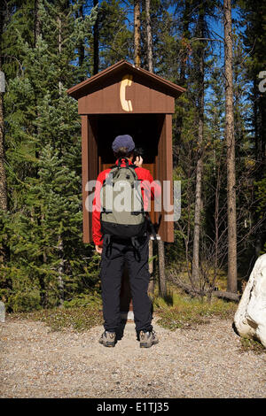 Wanderer im freien fordert Zahlen Telefon, Jasper Nationalpark, Alberta, Kanada. Stockfoto