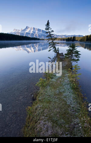 Zwei Jack Lake mit Mount Rundle, Banff Nationalpark, Alberta, Kanada. Stockfoto