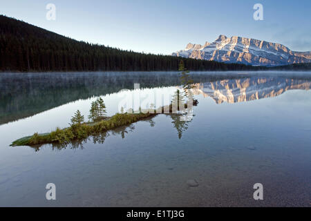 Zwei Jack Lake und Rundle Berg, Banff Nationalpark, Alberta, Kanada. Stockfoto