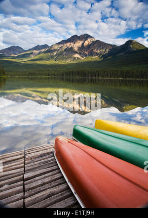 Drei Kanus am dock am Pyramid Lake, Jasper Nationalpark, Alberta, Kanada. Stockfoto