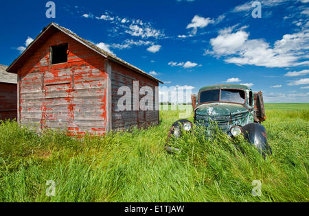 Alter Bauernhof LKW neben Silo, in der Nähe von Hazenmore, Saskatchewan, Kanada Stockfoto