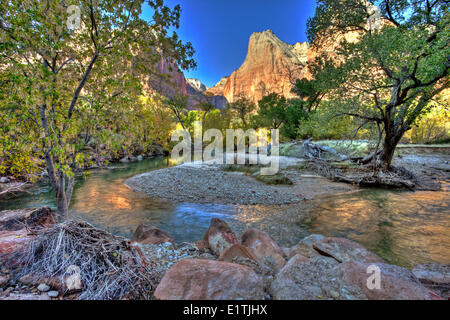 Rechnungshof der Patriarchen, North Fork Virgin River, Zion Nationalpark, Utah, USA Stockfoto