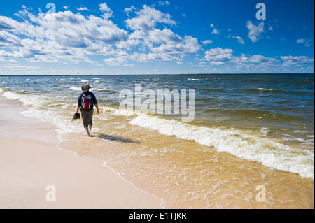 Wanderer entlang Big Buffalo Beach, Peter Teich See, Buffalo Narrows, nördlichen Saskatchewan, Kanada Stockfoto