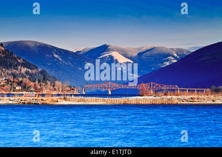 Eine sonnige früh Wintertag an der Uferpromenade in Nelson, BC mit der Big Orange-Brücke im Hintergrund. Stockfoto