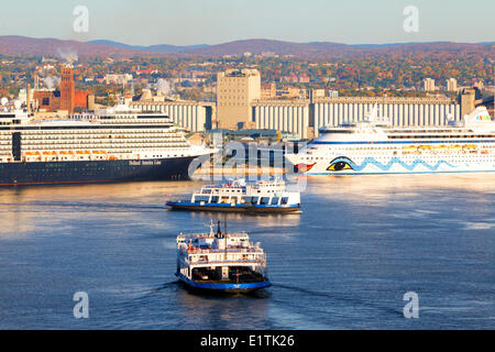 Autofähren überquert den St. Lawrence River vor Kreuzfahrtschiff angedockt an Quebec Stadt, Quebec, Kanada Stockfoto