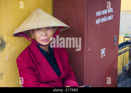 Alte Dame am Imbissstand in der alten Stadt von Hoi an, Vietnam. Stockfoto