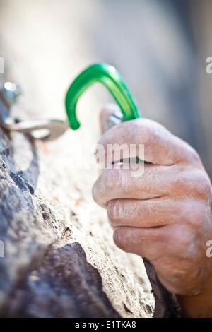 Ein Mann-Sportklettern in den kanadischen Rockies. Snake Eyes, 10c, Cougar Creek, Canmore, Alberta, Kanada Stockfoto