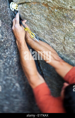 Eine starke männliche Bergsteiger klettert einen Ecke Riss, Caboose 10 b, Squamish, BC Stockfoto