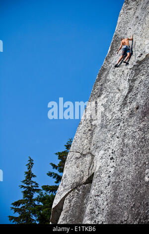 Eine starke männliche Kletterer Klettern Crescent knacken 10d, Squamish, BC Stockfoto