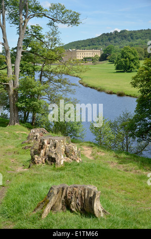 Der Fluss Derwent und Chatsworth House in Derbyshire, England Stockfoto