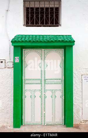 Traditionelle dekorative Tür auf einer Kalk-gewaschen, schmalen Straße in der Medina von Rabat, Marokko. Stockfoto