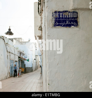 Die malerischen Gässchen blau-weißen in der Oudaia-Kasbah, Rabat, Marokko. Stockfoto