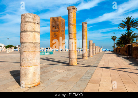 Blick auf den Hassan-Turm und die Überreste der Hassan Mosque Betsaal in der Stadt Rabat in Marokko. Stockfoto