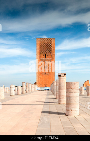 Blick auf den Hassan-Turm und die Überreste der Hassan Mosque Betsaal in der Stadt Rabat in Marokko. Stockfoto