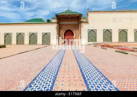 Blick auf den imposanten Eingang, das Mausoleum von Moulay Ismail in Meknès, Marokko. Stockfoto