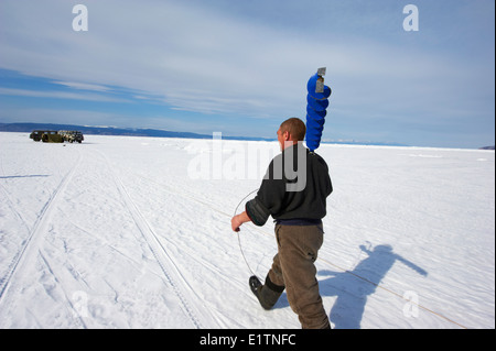 Russland, Sibirien, Region Irkutsk, Baikalsee, Maloje More (kleines Meer), gefrorene See im Winter auf dem Eis Angeln Stockfoto