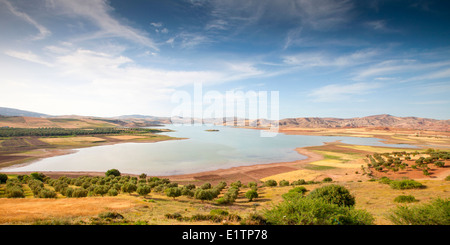 Blick auf einen künstlichen Stausee durch einen Damm, die Bereitstellung von Strom aus Wasserkraft, in der Nähe von Fez, Marokko. Stockfoto