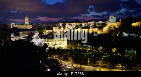 Europa, Spanien, Andalusien, Málaga Stadt, die Alcazaba und die Kathedrale bei Nacht Stockfoto