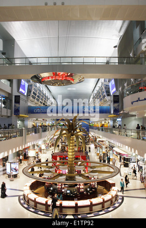 Einkaufsmeile für zollfreien Einkauf in Dubai International Airport, Vereinigte Arabische Emirate. Stockfoto