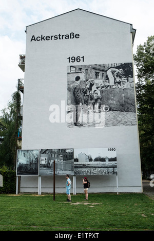 Wandbild auf Gebäude als Denkmal an Stelle des ehemaligen Todesstreifen der Berliner Mauer an der Bernauer Straße und Ackerstrasse in Berlin Ge Stockfoto