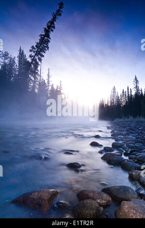 Nebel steigt vom Maligne River bei Sonnenaufgang, Jasper Nationalpark, Alberta, Kanada Stockfoto