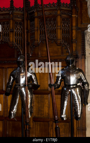 Zwei Klagen der Rüstung auf dem Display in der großen Halle des Edinburgh Castle, Schottland. Stockfoto