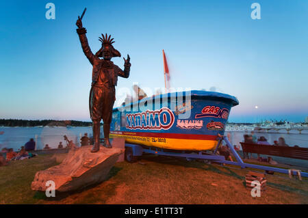 Eine Bronze-Statue des letzten Bürgermeisters Frank Ney, steht in Nanaimo Waterfront Park, Vancouver Island, British Columbia, Kanada Stockfoto