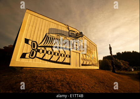 Fassade des U'mista Cultural Centre Alert Bay, Kormoran-Insel, Golf Insel, Britisch-Kolumbien, Kanada Stockfoto