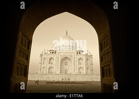 Das Taj Mahal bei Sonnenaufgang in Agra Indien Stockfoto