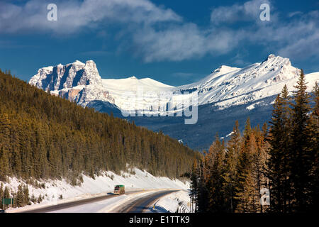 Transport-LKW am Trans-Canada Highway mit Schloss Berg im Hintergrund, Banff Nationalpark, Alberta, Kanada Stockfoto