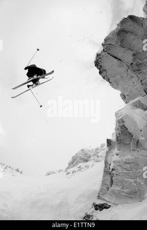 Ein männlicher Skifahrer fängt einige von einer Klippe in Revelstoke Mountain Resort, Revelstoke, BC Stockfoto