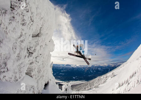 Ein männlicher Skifahrer fängt etwas Luft von einer Klippe in Revelstoke Mountain Resort, Revelstoke Backcountry, BC Stockfoto