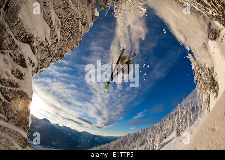 Ein männlicher Skifahrer fängt etwas Luft von einer Klippe in Revelstoke Mountain Resort Backcountry, Revelstoke, BC Stockfoto