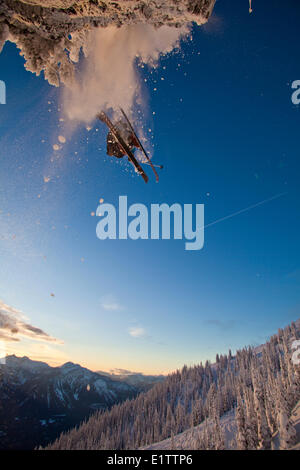 Ein männlicher Skifahrer fängt etwas Luft von einer Klippe in Revelstoke Mountain Resort Backcountry, Revelstoke, BC Stockfoto