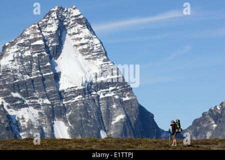 Backpacker vor Mt Sir Donald, Selkirk Mountains, Glacier National Park, Britisch-Kolumbien, Kanada Stockfoto