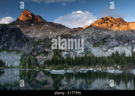 Alpenglühen auf Luzifer Peak, Gwillim Seen, Selkirk Mountains, Valhalla Provincial Park, Britisch-Kolumbien, Kanada Stockfoto