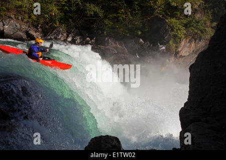 Ein Mann Kajaks Overlander Falls, Fraser River, Mt Robson Provincial Park, BC Stockfoto