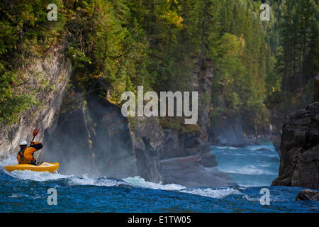 Ein Mann Kajaks Overlander Falls, Fraser River, Mt Robson Provincial Park, BC Stockfoto