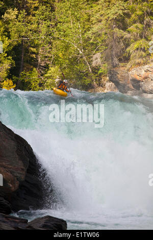 Ein Mann Kajaks Overlander Falls, Fraser River, Mt Robson Provincial Park, BC Stockfoto