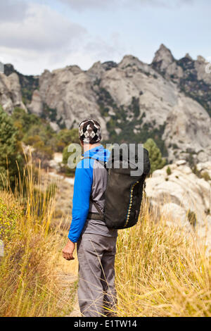 Ein älterer Mann Klettern am City of Rocks State Park, Idaho Stockfoto