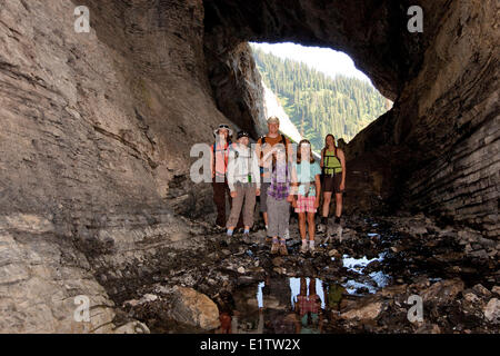 Zwei junge Familien entdecken Sie Höhle auf Mountain Lakes Trail in der Nähe von Fernie, BC, Kanada. Stockfoto