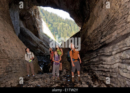 Zwei junge Familien entdecken Sie Höhle auf Mountain Lakes Trail in der Nähe von Fernie, BC, Kanada. Stockfoto