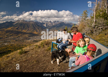 Junge Familie entspannt auf Bank, Castle Mountain Trail, Fernie, BC, Kanada Stockfoto