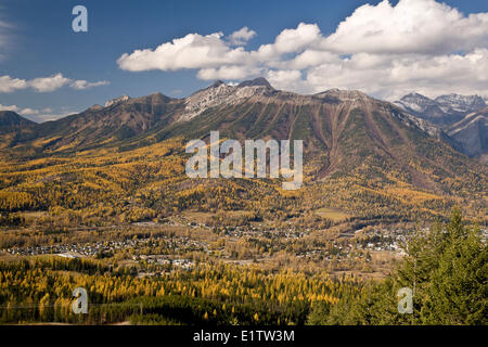 Ansicht der Stadt von Fernie und Mount Fernie im Herbst von Castle Mountain Trail, BC, Kanada. Stockfoto