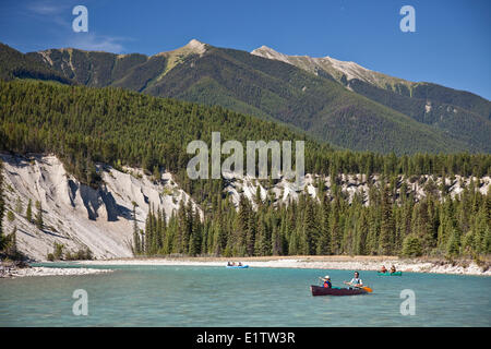 Mehrere Familien genießen Flussfahrt in Kanus und ein Floß auf Kootenay-River, Kootenay National Park, BC, Kanada. Stockfoto