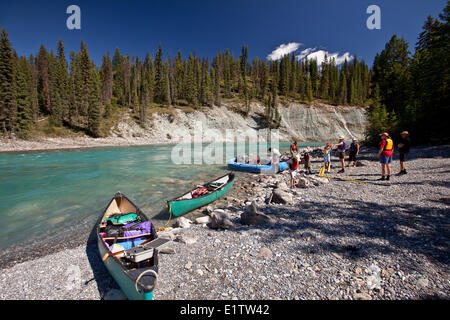 Mehrere Familien genießen Flussfahrt in Kanus und ein Floß auf Kootenay-River, Kootenay National Park, BC, Kanada. Stockfoto