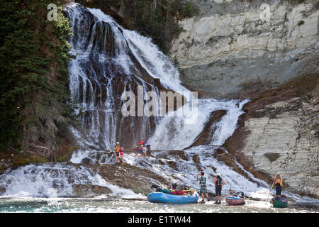 Mehrere Familien genießen Flussfahrt in Kanus und ein Floß auf Kootenay-River, Kootenay National Park, BC, Kanada. Stockfoto